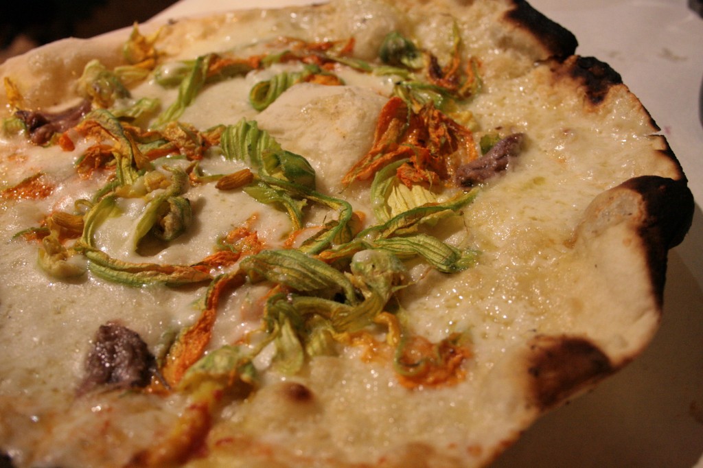 Pizzeria Remo pizza con fiori di zucca by Rumen Milkow