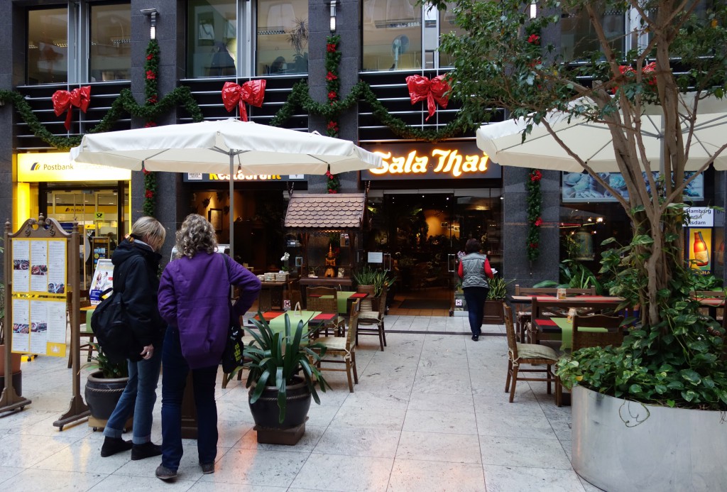 Sala Thai is sandwiched between the post office and a home goods store. Photo by Autofiktion.com